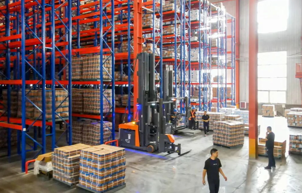 Xe nâng ba chiều VNA của Zowell giúp kho phụ kiện đường ống loại bỏ tình trạng tắc nghẽn và tăng hiệu quả lấy hàng